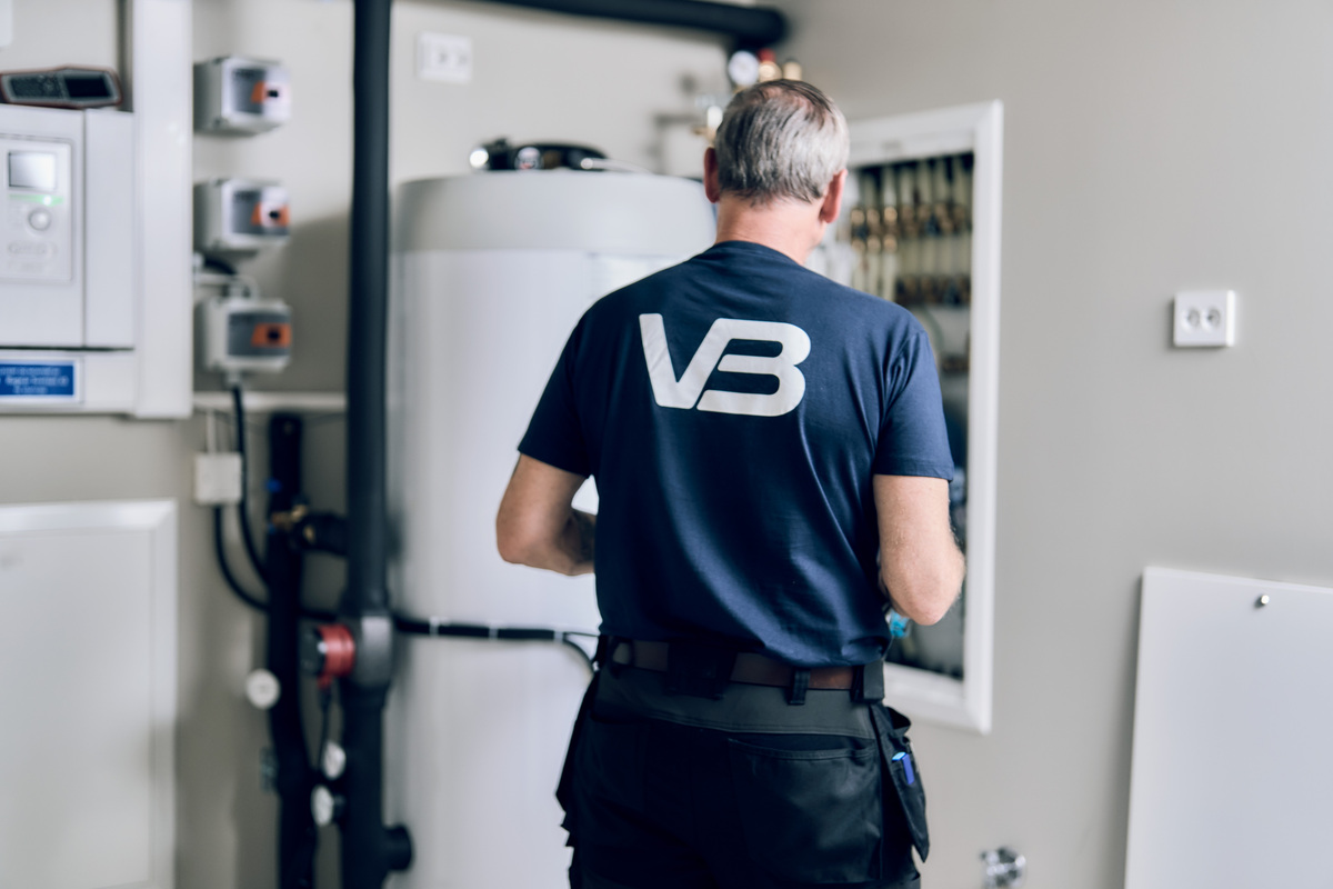 Rørlegger i teknisk rom i et bygg